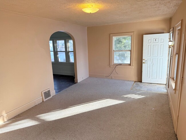 Building Photo - 807 Williams St