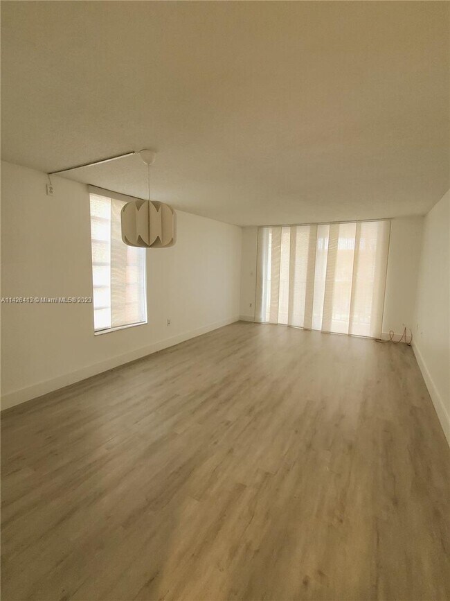 Foto del edificio - 9688 Fontainebleau Blvd