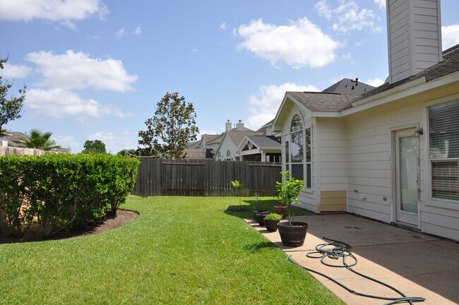 Foto del edificio - 2222 Drake Falls Dr
