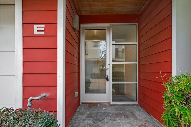 Foto del edificio - 6014 Fairdale Ln