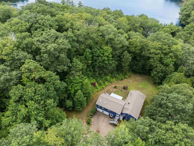 Foto del edificio - 241 Clough Pond Rd