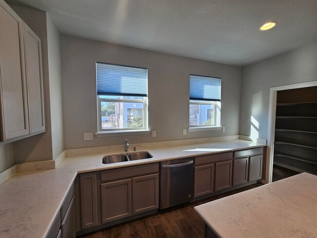 Building Photo - Contemporary townhome in Great Location