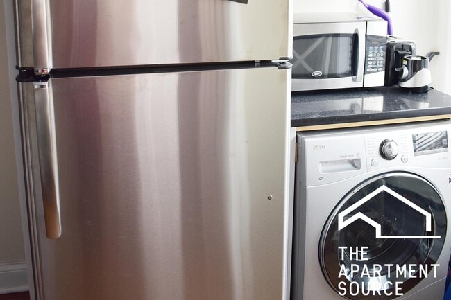 Photo - 3819 N Greenview Ave Apartment