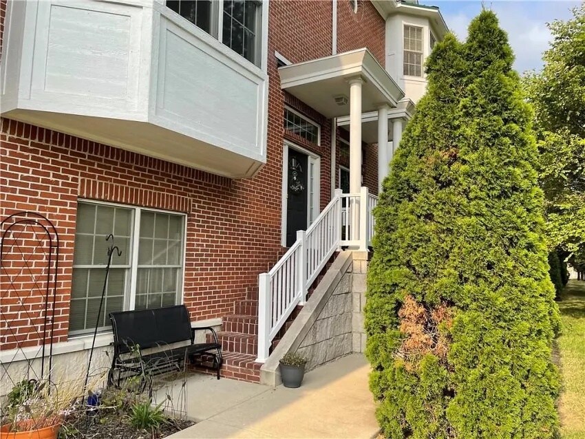 Foto principal - 837 S Park Trail Dr