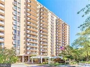 Building Photo - 6100 Westchester Park Dr