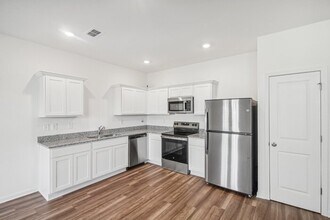 Building Photo - 418 Chaleur Wy