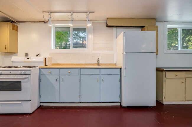 Building Photo - 2605 SE 23rd Ave