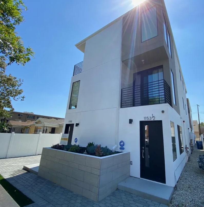 Primary Photo - 1155 N Orange Dr