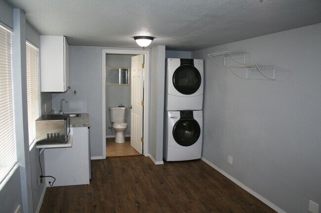 Building Photo - Shop Studio Unit