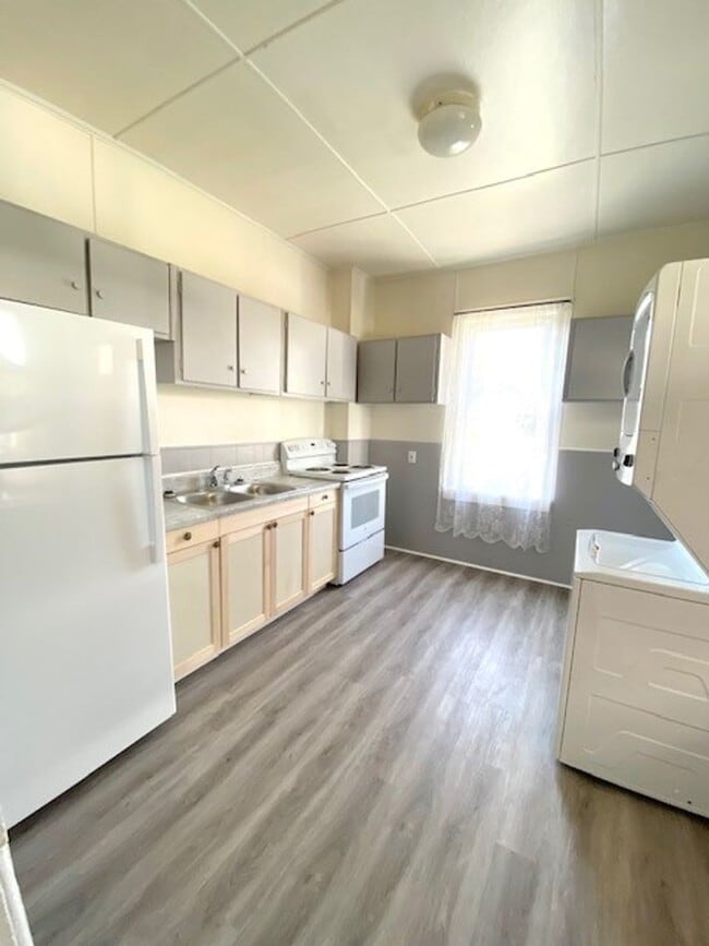Building Photo - JUST REDUCED!  3 Bedroom Duplex!