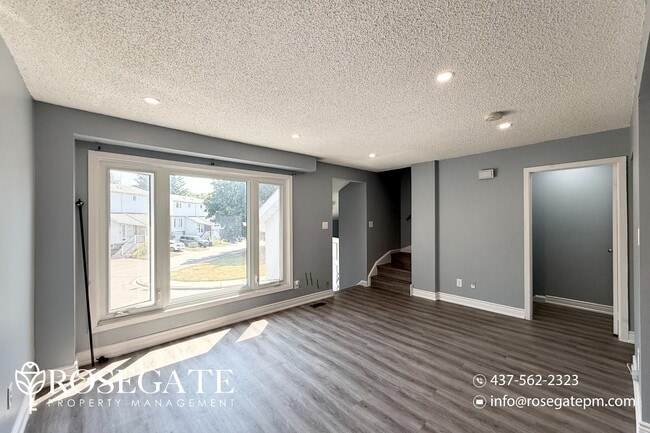 Photo du bâtiment - Spacious 3-Bedroom Townhome in Central Whi...