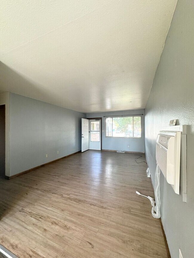 Foto del edificio - GREAT LOCATION! 2Bed, 1 Bath Bright and Sp...