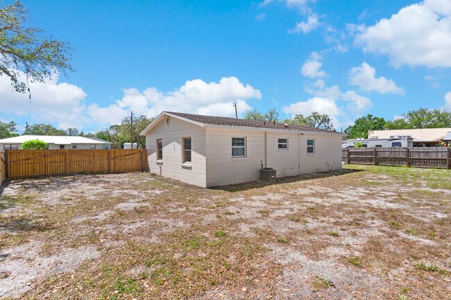 Building Photo - 3151 W Lake Chilton Dr
