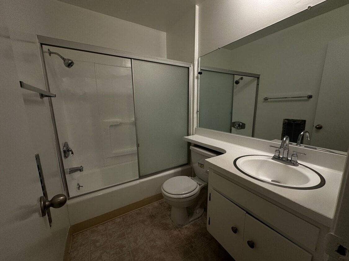 Foto del edificio - 5030 Riverton Ave