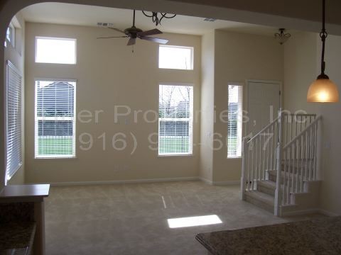 Foto del edificio - Gorgeous multi story condo in great location