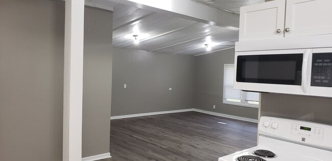 Building Photo - 3 bedroom 2 bath