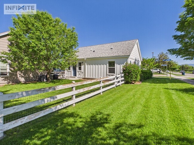 Building Photo - 845 Cottage Park Ln