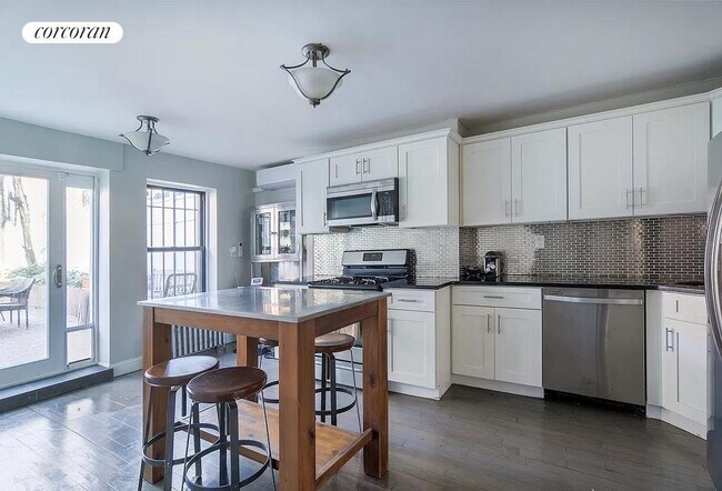 Building Photo - 781 Monroe St