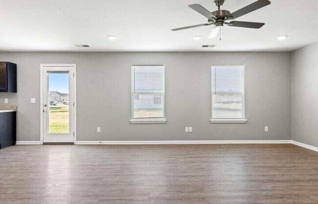 Foto del edificio - 2500 Feathersound Wy