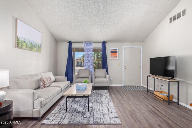 Foto del edificio - 5120 W Willow Ave