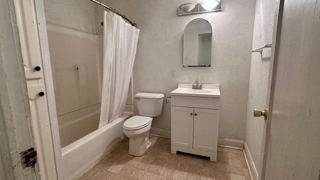 Foto del edificio - 802 N Kickapoo Ave