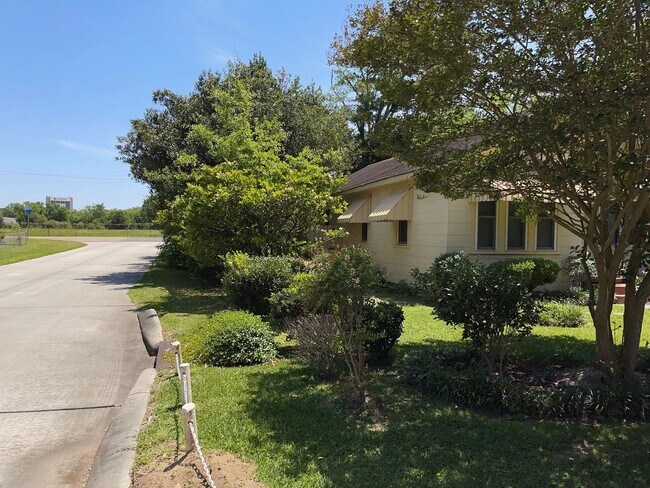 Foto del edificio - 2 bedrooms 1 bath - Large Yard