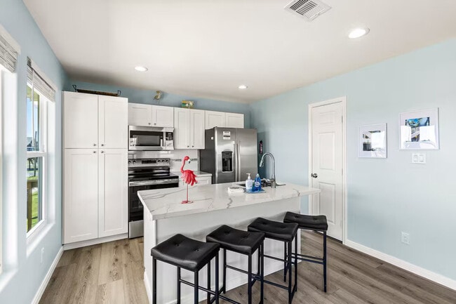 Building Photo - 1062 Cedar Ln