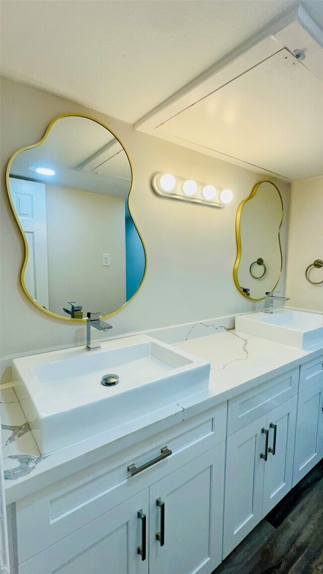 Building Photo - 357 N Post Oak Ln