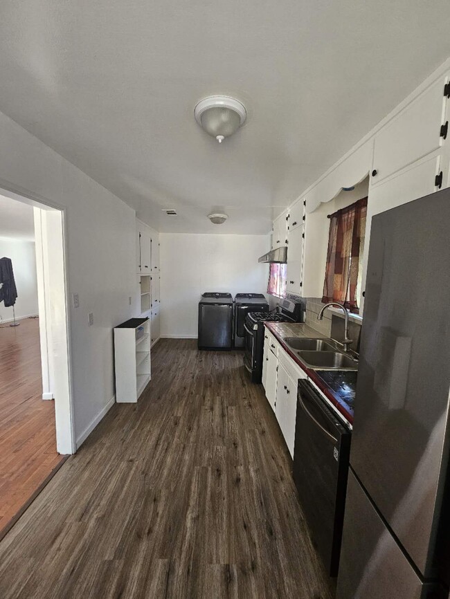 Building Photo - 1739 La Jolla Dr