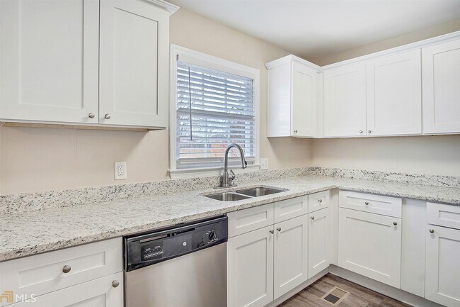 Building Photo - 2091 Moon Dr SW