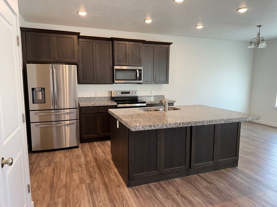 Primary Photo - BEAUTIFUL 3-BEDROOM TOWNHOME FOR RENT - AV...
