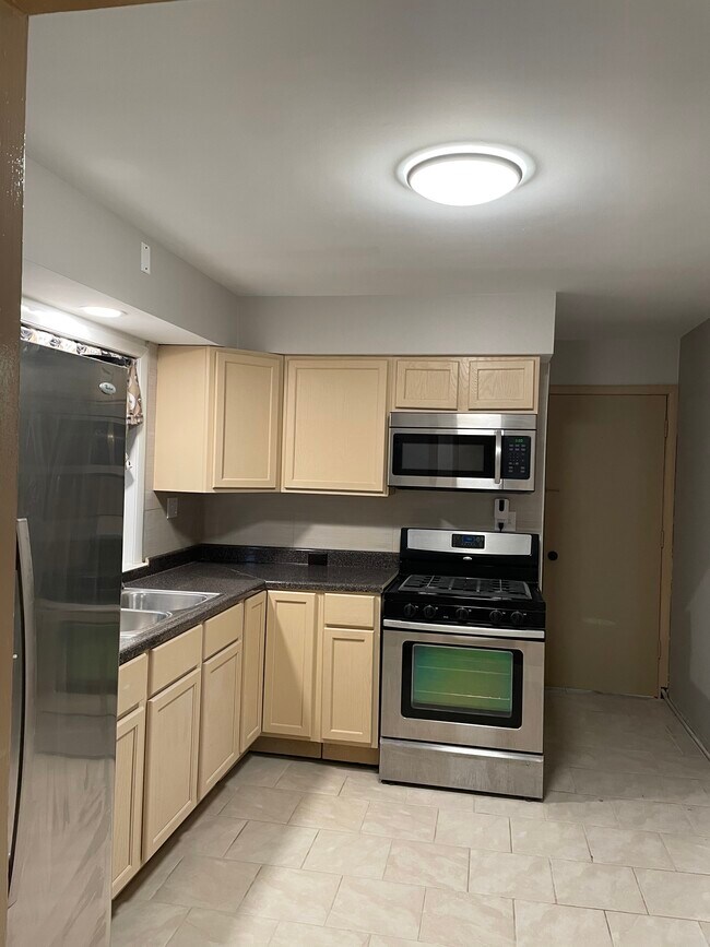 Kitchen - 5322 S 72nd Ct