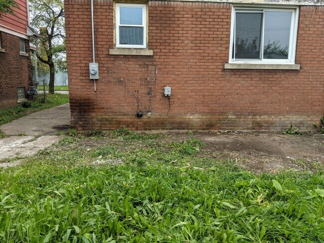 Foto del edificio - 9341 Roselawn- 3 BEDS & 1.5 BATH FOR RENT!