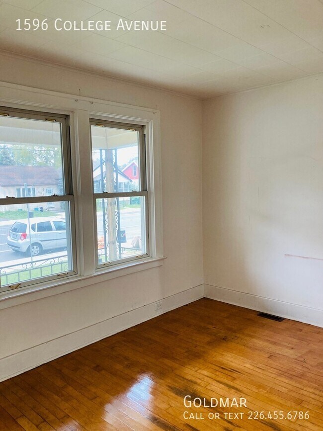 Photo du bâtiment - Calling All Students: 5 bedroom 1.5 bathroom house by the University of Windsor