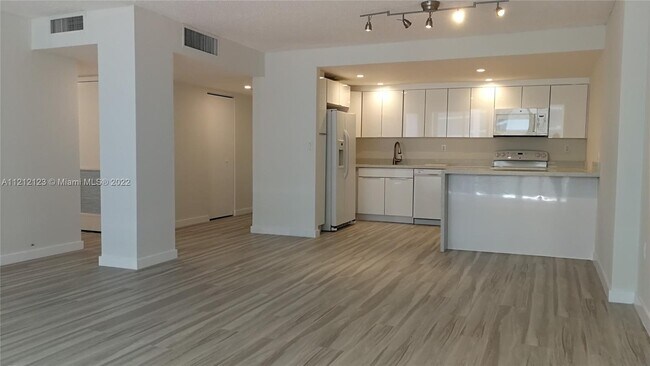 Foto del edificio - 600 NE 36th St