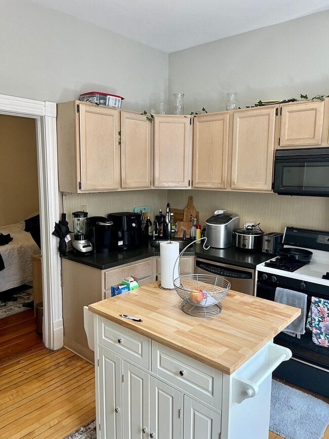 Kitchen - 620 W Briar Pl