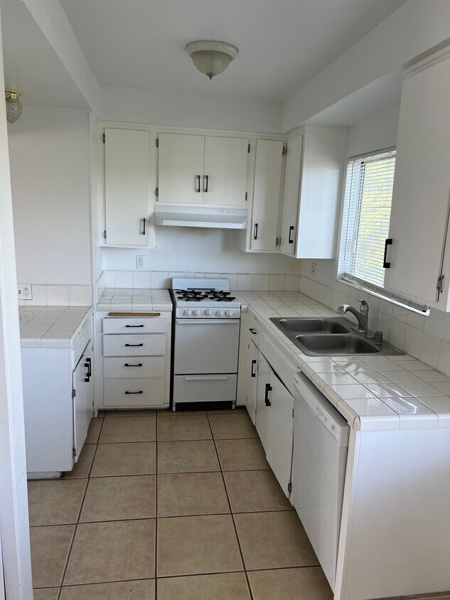 Kitchen - 6922 Hazeltine Ave