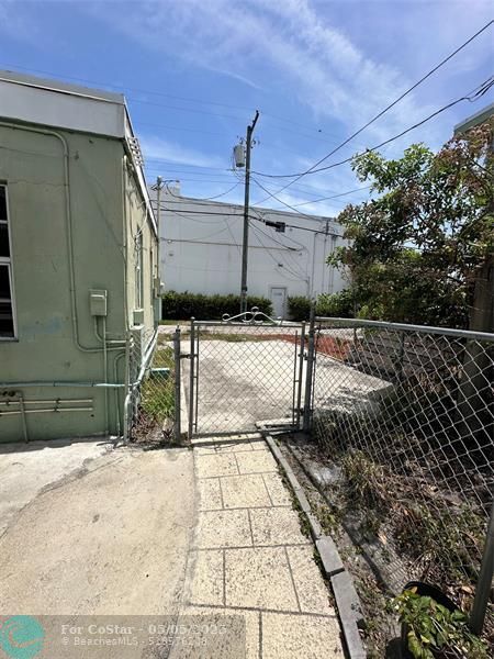 Building Photo - 1126 N H St