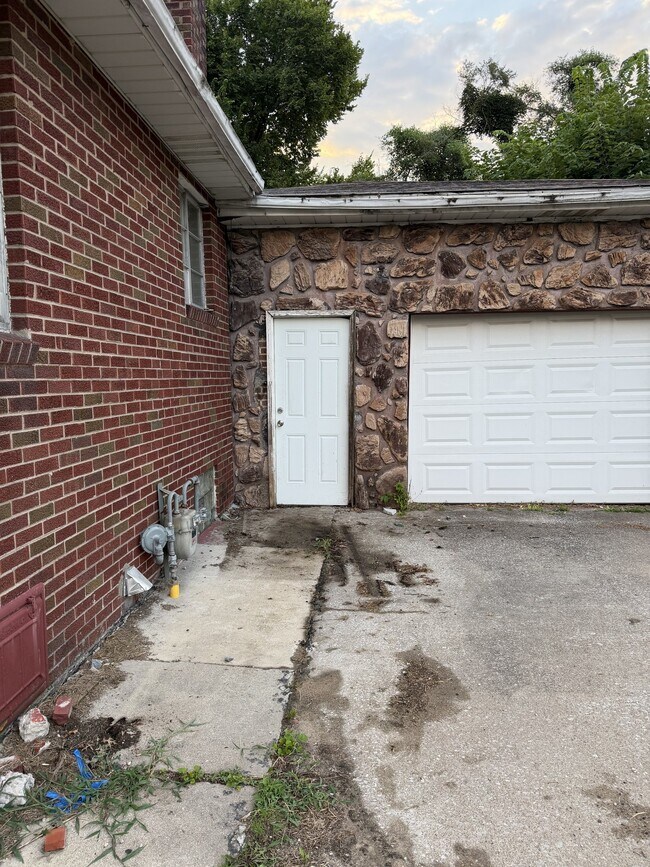 Building Photo - 225 N 63rd St