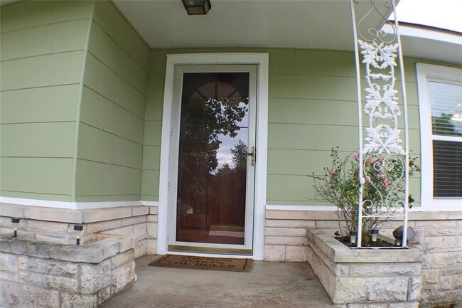 Building Photo - 808 E Tom Green St