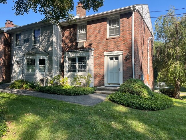 Building Photo - 1 Silvermine Manor
