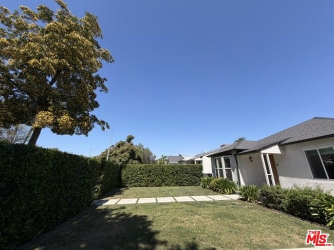 Foto del edificio - 1768 S Fairfax Ave