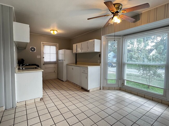 Foto del edificio - 3BR 1BA in Shady Lane - Covered Rear Porch and Covered Parking
