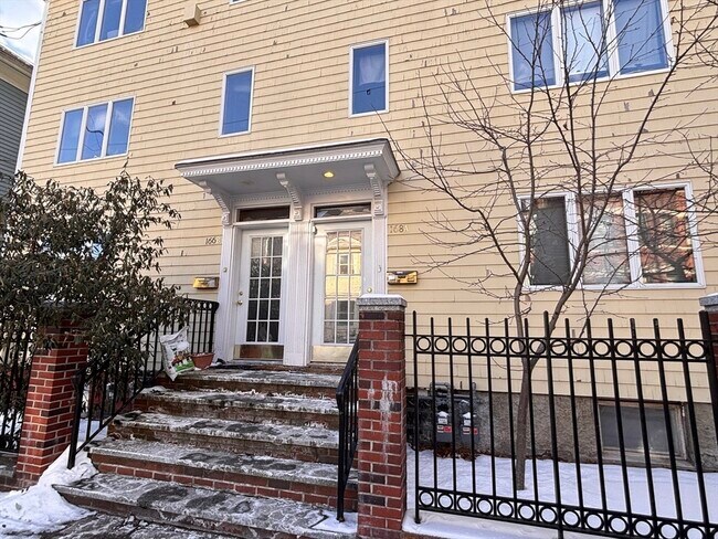 Building Photo - 168 Auburn St