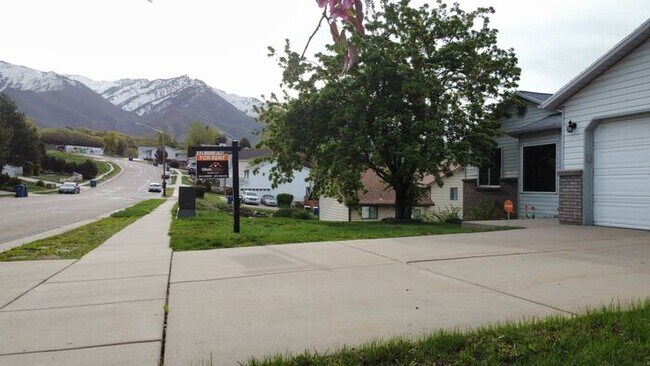 Foto del edificio - 3 bdrm 2.5 bth Home 2 Car Garage-Dog Friendly