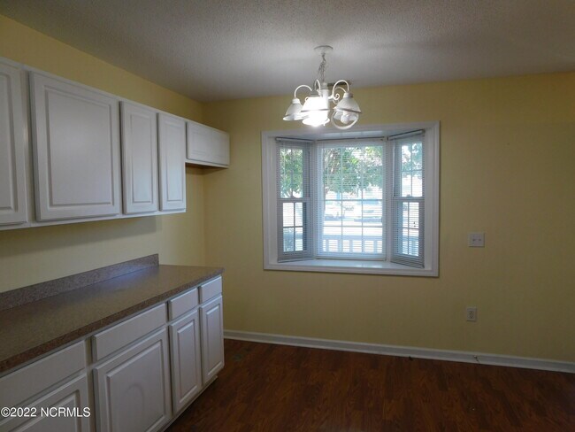 Building Photo - 1702 Courtyard E