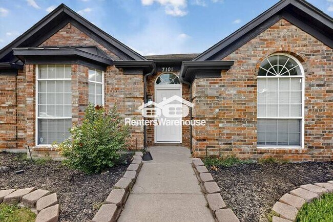 Building Photo - MOVE IN READY Frisco Home