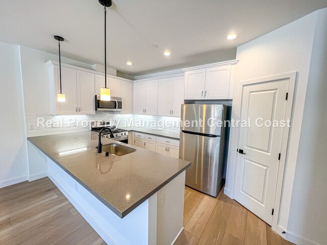 Building Photo - AVAILABLE SEPTEMBER - 3 Bedroom / 2.5 Bath...