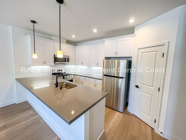 Foto del edificio - AVAILABLE SEPTEMBER - 3 Bedroom / 2.5 Bath...