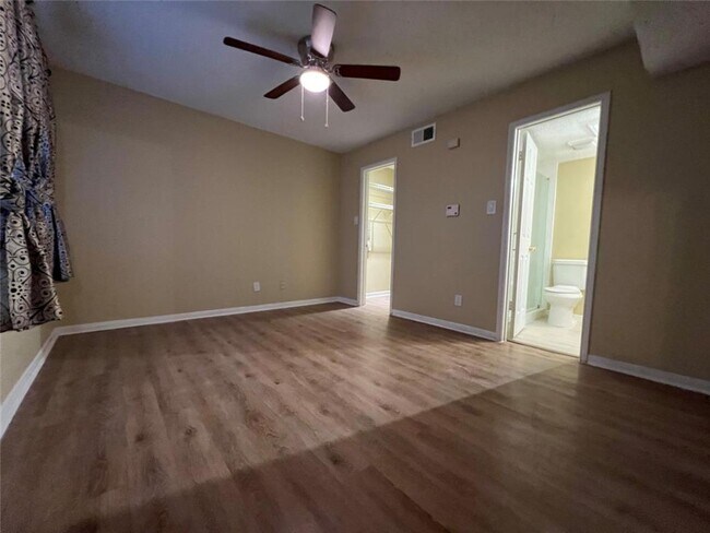 Foto del edificio - Spacious Ground Floor Unit in Quiet Locati...